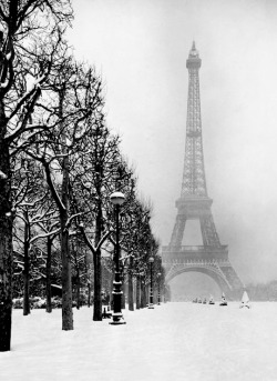 vintagegal:  Winter in Paris, photo by Dmitri Kessel, 1948