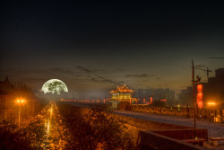tornado-de-fuego:  Gran Luna sobre China 