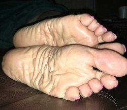 ebonytoesandfeetblk:  Wrinkle soles proboley stink but they look