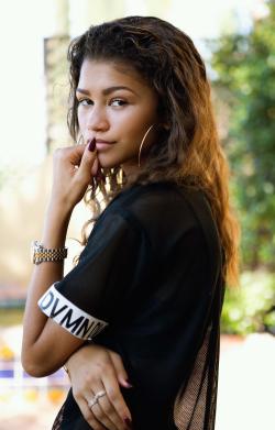 lavalamps:can we just talk about how zendaya looks good ALL THE