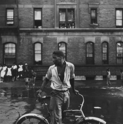 genki-yo:Untitled, Harlem, New York, (1948), Gordon Parks.