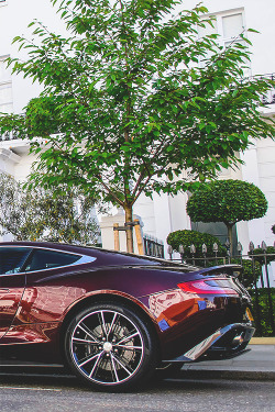 phuckindope:  Aston Martin Vanquish 