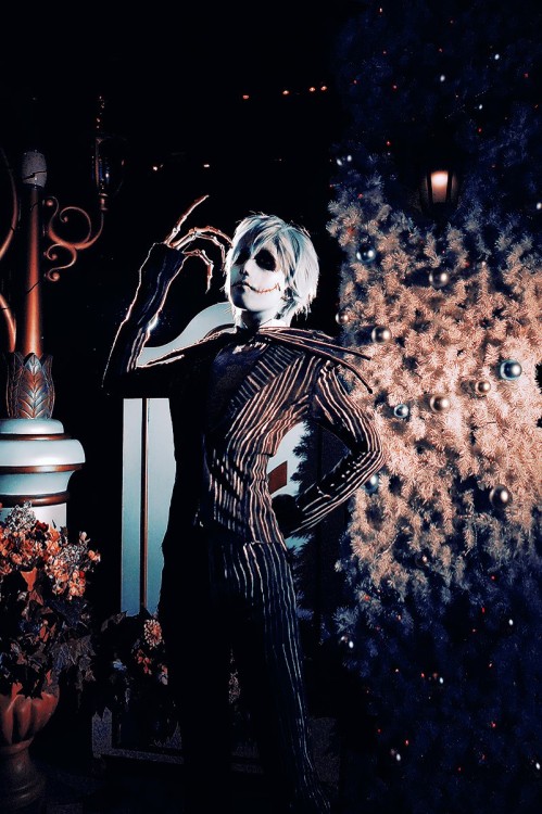 theblacklacedandy:  inimicaldolly:  radnerd:  I don’t always post cosplay pics but holy Jack Skellington I don’t even…  Oh god  *SOBS INTO OBLIVION* PERFECTION 