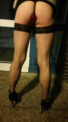 part-time-sissy:  Me, plugged!