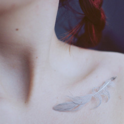 eikadan:  c-o-l-d—h-a-n-d-s:  Feather by Angélica Vis on Flickr.