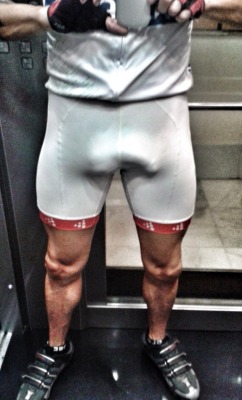 freeballdfw:  gearjock:  Great legs…  #freeballing #gay #commando