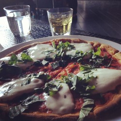 xncampos:  #Sunday #Funday. #pizza #scotch #hashtag #silverlake