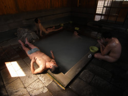 Japanese onsen, via Hige.