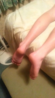 tfootielover:  ooofda hot feet and pretty legs i wants to touch