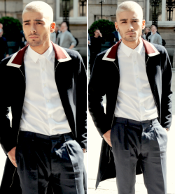 itszaynmallik-blog: Zayn arriving at Valentino Spring/Summer