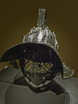 eccellenze-italiane:  Myrmillo-style bronze gladiator helmet