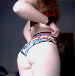 spicygingerbiscuit:  Following up side boob with underboob rainbow