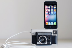 photojojo:  DIY: Turn an Old Camera into a Retro Phone Dock!