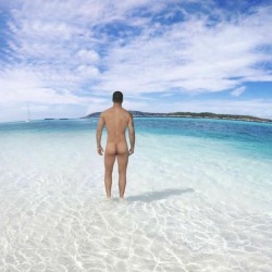 gonakedco:  boyswithoutbriefs:Beach Bum gonaked.co   men’s