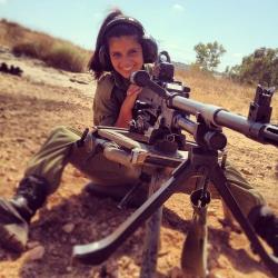 gunrunnerhell:  Machine Gunner IDF soldier with the FN MAG, the