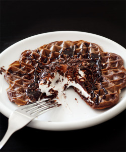 vegan-yums:  chocolate waffles with chocolate sauce / recipe