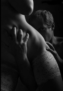 submissiveinclination:  i can almost hear him growling…~Mmm~