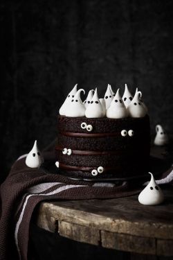sweetoothgirl:Chocolate Ghost Cake