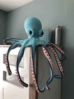 hobshop:https://www.etsy.com/nl/listing/482114068/octopus-crochet-pattern-pdf-instant