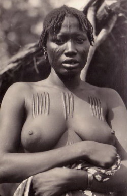 See more incredible traditional scarification, on Native Nudity.