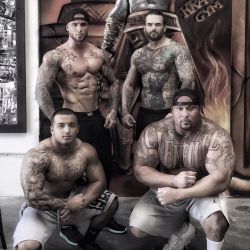 bodybuilers4worship:  At our gym it ink juice and muscle ….