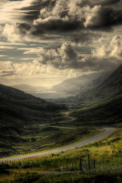 cravinghisbrutality:  breathtakingdestinations:  Road to the