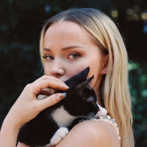 dovecameron-updates: