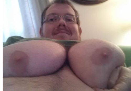 6cubchubbigmeat:  6cubchubbigmeat  Love me some moobs