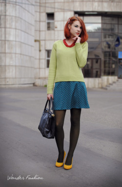 tightsobsession:  Black tights with polka dot skirt. 