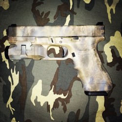 gunfanatics:  My Glock 17 W/ @Inforce01 APL In Predator Camo