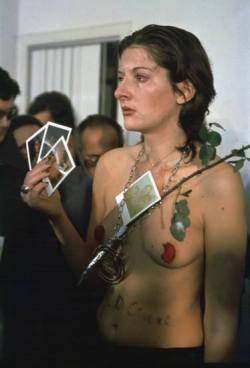 lunismo:    Marina Abramovic em “Rhythm 0” 1974A sua performance