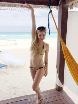 pornwhoresandcelebsluts:  Avril Lavigne tweeted this sexy pic