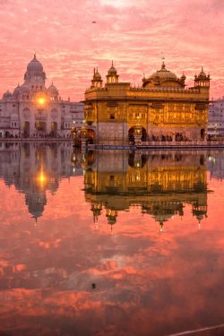 gyclli:  The Golden Temple, Amritsar,  Punjab,India   mapsofworld.com