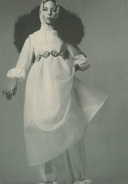 kitsunetsuki:  Richard Avedon - Penelope Tree (Vogue 1968)