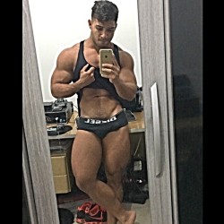 keepemgrowin:OMFG… ridiculously hot. And those quads…!  Fuck