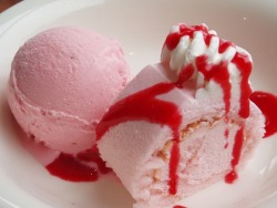 petitcho:  桜のロールケーキ、ストロベリーアイスクリーム添え。