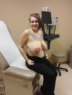 tortillaplanet:  celestewoodrow:  Dr. Office  #nakedlady visiting