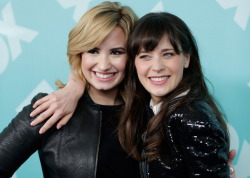 dlovato-news:  Demi and Zooey Deschanel at FOX Upfront 