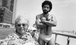 porto-riquenho: Angel and Woman on Brighton Beach, 1976.Photograph: