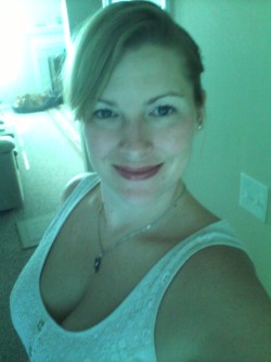 phat-noir:  milf-and-thick:  A smile for my fans. :)http://milfandthick.com/