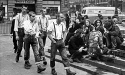 fuckyeahenglisheccentrics:  skinheads and hippies, Piccadilly