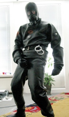 guysinrubberdrysuits:  Rubber Divers & Drysuits from the