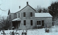 killer-facts:  Photos of Ed Gein’s infamous home in Plainsfield,