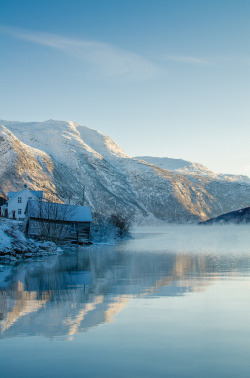 rejoiceful:  Boat house and frost smoke “-17°C and open water