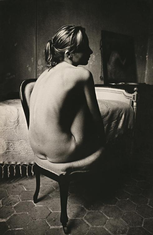 vivipiuomeno:  Jeanloup Sieff ph. - Portrait of a seated lady, c. 1972