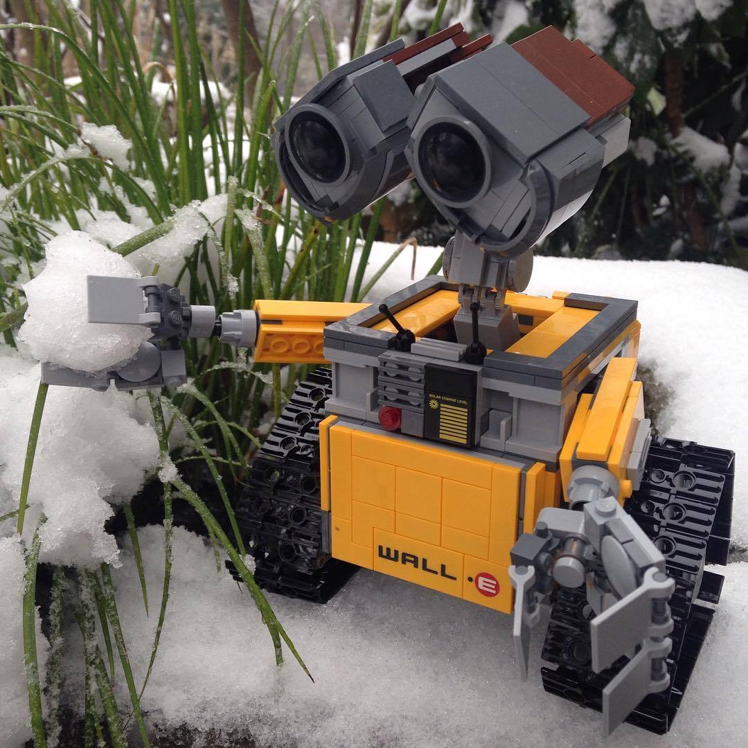 <p>Wall-E is enjoying the snow. #Lego #clt</p>