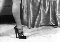 growlbadkitty:  theniftyfifties:  Bettie Page in heels, shot