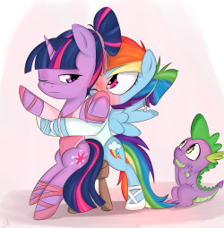 twidashlove:She’s just lending a helping hoof, that’s it!