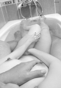 mynotsosecretaddictions:  likedaddylikedaughter:  daddyloveslittlebunnyprincess:  let-itbebabygirl:  amazingdaddy:  Time with daddy in the bath tub is special time, with nothing between us and no gadgets or interruptions.  Can’t wait.  I want to bathe