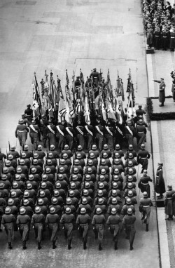 frescuraantigua:  Hitler reviewing a military parade. 
